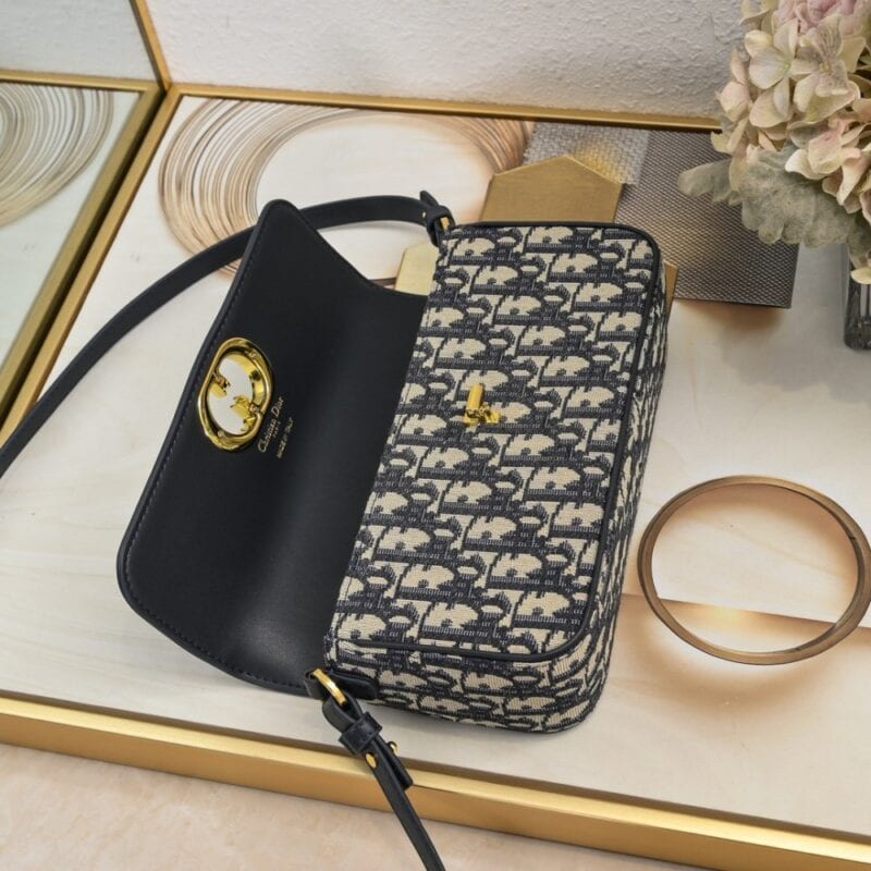 【AT2621】Dior Montaigne Avenue East-Westリュックサックミニストラップハンドバッグは2024年秋冬のコレクションの新商品で、時尚でエレガントです。