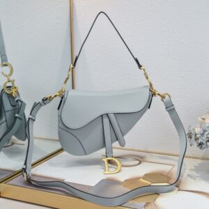 【AT2622】Dior ディオールサドル細いストラップ ハンドプリントシリーズ サドルバッグは、生まれてから現在まで、IT BagからAnti-IT Bagへの変遷を目撃してきました。