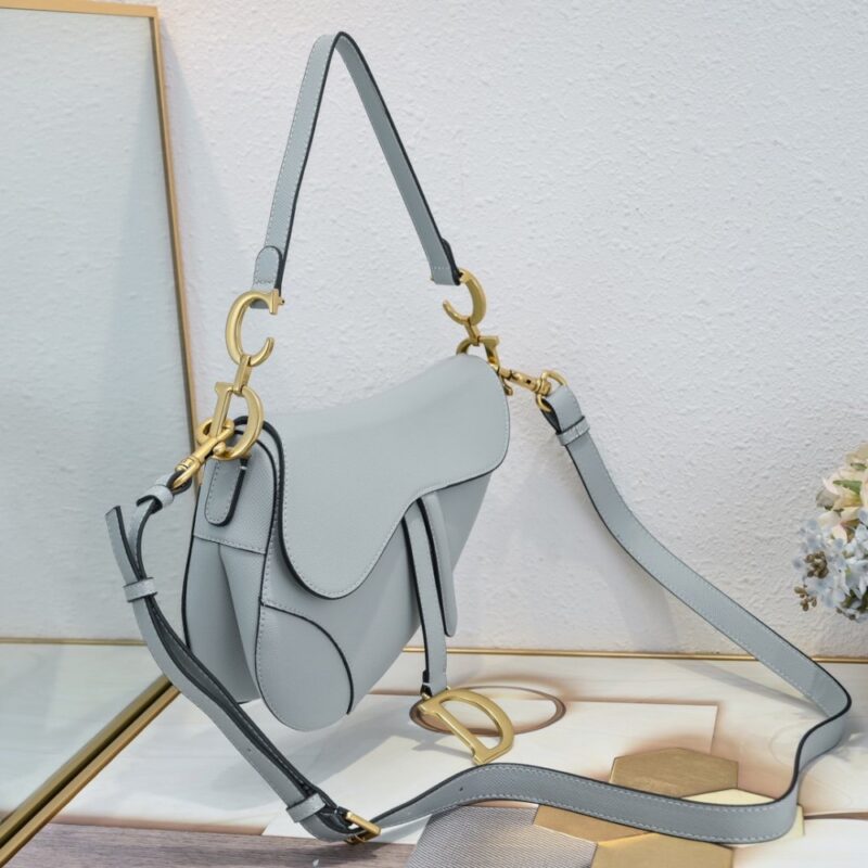 【AT2622】Dior ディオールサドル細いストラップ ハンドプリントシリーズ サドルバッグは、生まれてから現在まで、IT BagからAnti-IT Bagへの変遷を目撃してきました。