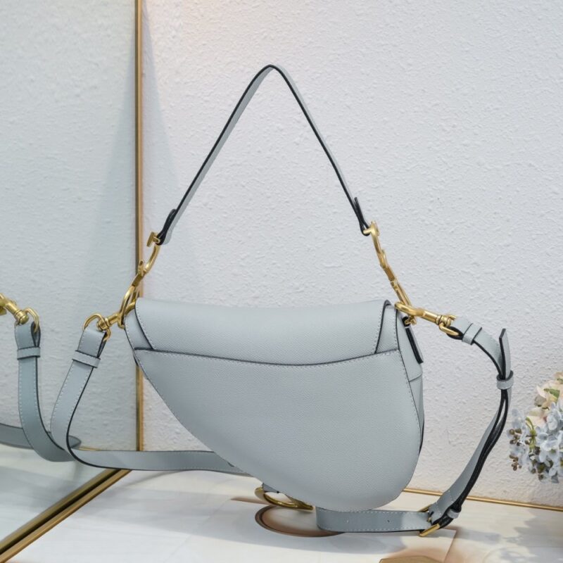 【AT2622】Dior ディオールサドル細いストラップ ハンドプリントシリーズ サドルバッグは、生まれてから現在まで、IT BagからAnti-IT Bagへの変遷を目撃してきました。