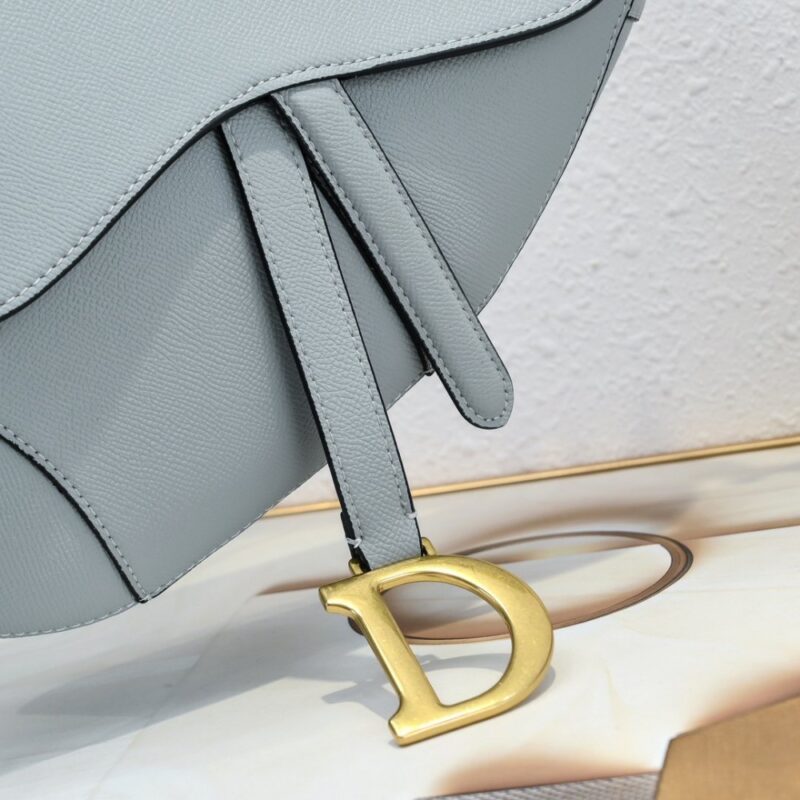 【AT2622】Dior ディオールサドル細いストラップ ハンドプリントシリーズ サドルバッグは、生まれてから現在まで、IT BagからAnti-IT Bagへの変遷を目撃してきました。