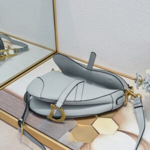 【AT2622】Dior ディオールサドル細いストラップ ハンドプリントシリーズ サドルバッグは、生まれてから現在まで、IT BagからAnti-IT Bagへの変遷を目撃してきました。