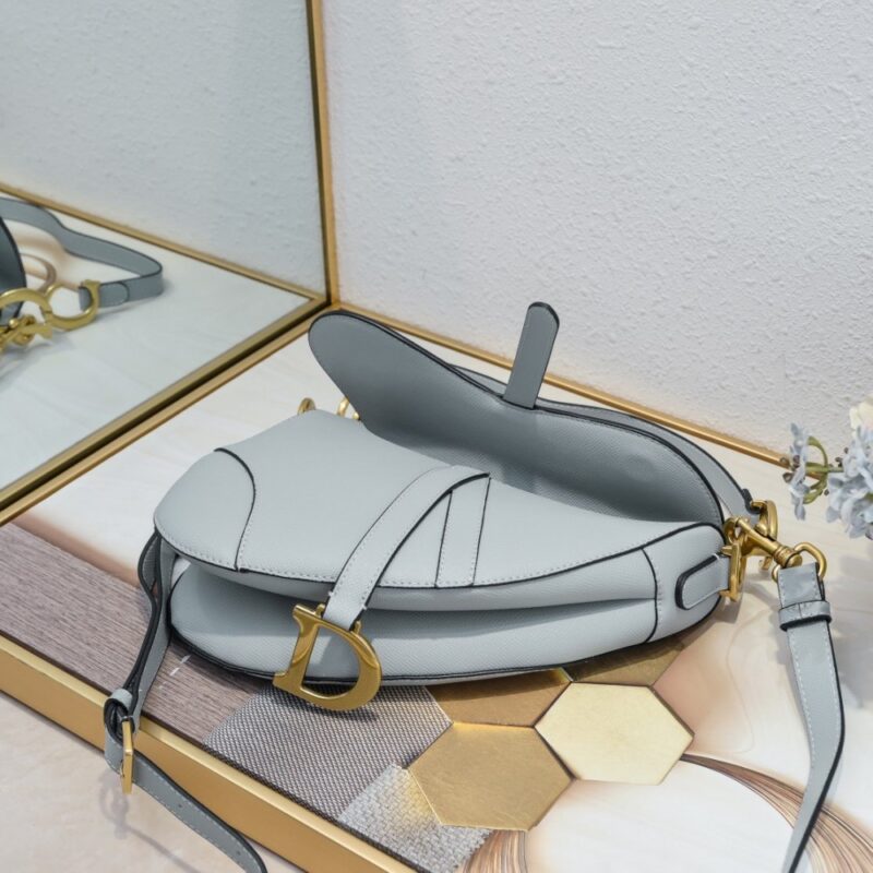 【AT2622】Dior ディオールサドル細いストラップ ハンドプリントシリーズ サドルバッグは、生まれてから現在まで、IT BagからAnti-IT Bagへの変遷を目撃してきました。