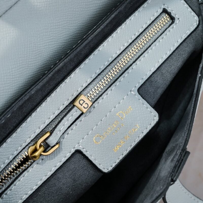 【AT2622】Dior ディオールサドル細いストラップ ハンドプリントシリーズ サドルバッグは、生まれてから現在まで、IT BagからAnti-IT Bagへの変遷を目撃してきました。