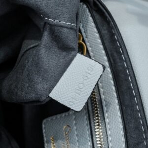 【AT2622】Dior ディオールサドル細いストラップ ハンドプリントシリーズ サドルバッグは、生まれてから現在まで、IT BagからAnti-IT Bagへの変遷を目撃してきました。