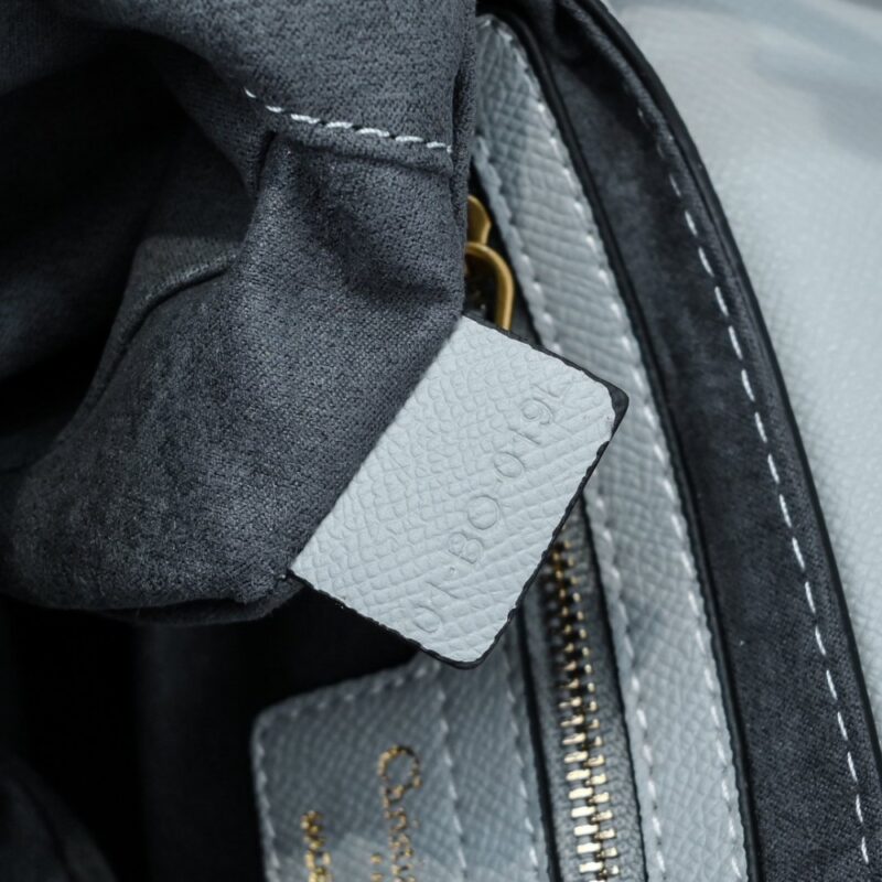 【AT2622】Dior ディオールサドル細いストラップ ハンドプリントシリーズ サドルバッグは、生まれてから現在まで、IT BagからAnti-IT Bagへの変遷を目撃してきました。