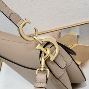 【AT2624】Dior ディオール・サドル細いストラップ、手のひらの模様シリーズ、サドルバッグは、ITバッグからAnti-ITバッグまでの軌跡をたどってきました。