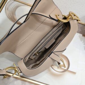 【AT2624】Dior ディオール・サドル細いストラップ、手のひらの模様シリーズ、サドルバッグは、ITバッグからAnti-ITバッグまでの軌跡をたどってきました。