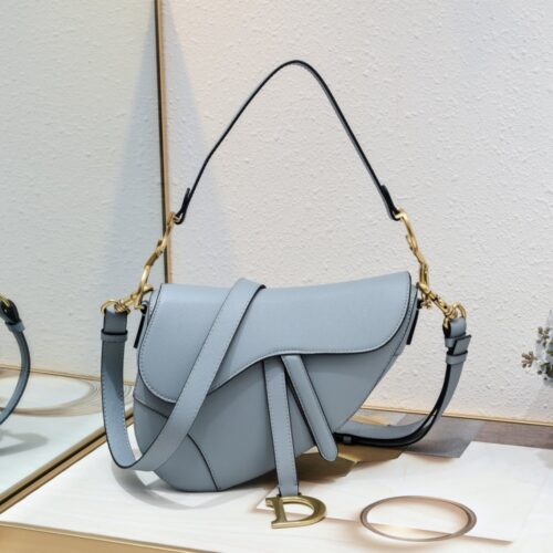 【AT2625】Dior ディオール・サドル　細いストラップ　手のひらシリーズ　サドルバッグは誕生から、ITバッグからAnti-ITバッグへの道のりを見守ってきた