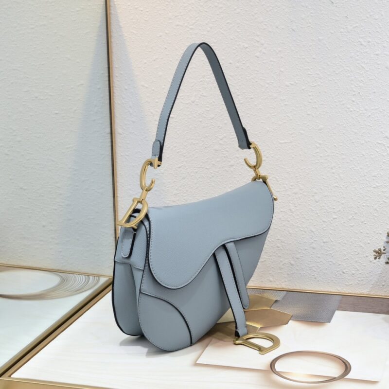 【AT2625】Dior ディオール・サドル　細いストラップ　手のひらシリーズ　サドルバッグは誕生から、ITバッグからAnti-ITバッグへの道のりを見守ってきた