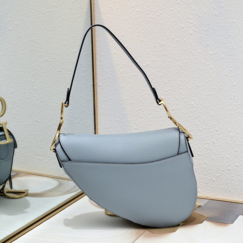 【AT2625】Dior ディオール・サドル　細いストラップ　手のひらシリーズ　サドルバッグは誕生から、ITバッグからAnti-ITバッグへの道のりを見守ってきた