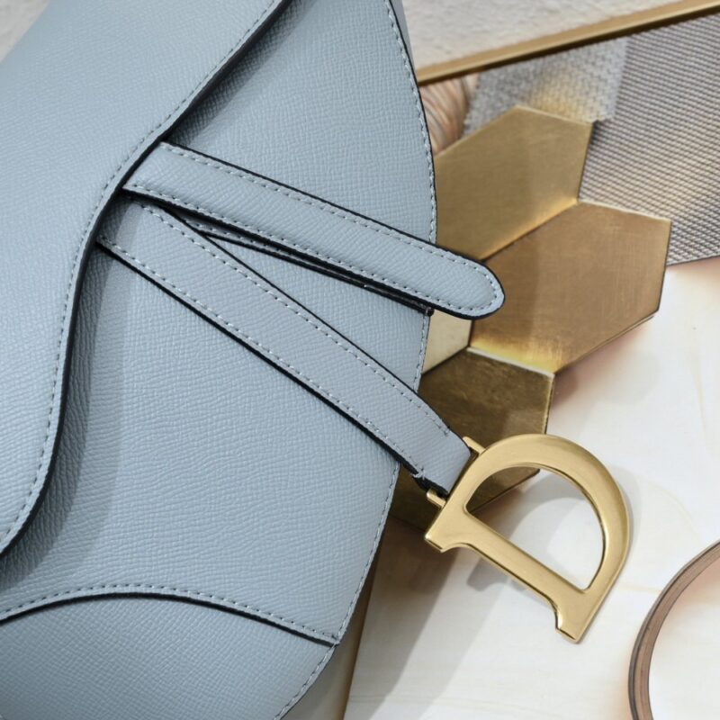 【AT2625】Dior ディオール・サドル　細いストラップ　手のひらシリーズ　サドルバッグは誕生から、ITバッグからAnti-ITバッグへの道のりを見守ってきた