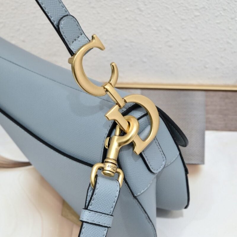 【AT2625】Dior ディオール・サドル　細いストラップ　手のひらシリーズ　サドルバッグは誕生から、ITバッグからAnti-ITバッグへの道のりを見守ってきた