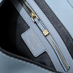 【AT2625】Dior ディオール・サドル　細いストラップ　手のひらシリーズ　サドルバッグは誕生から、ITバッグからAnti-ITバッグへの道のりを見守ってきた