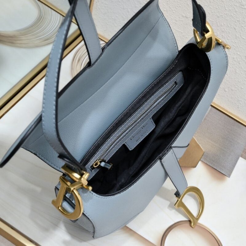 【AT2625】Dior ディオール・サドル　細いストラップ　手のひらシリーズ　サドルバッグは誕生から、ITバッグからAnti-ITバッグへの道のりを見守ってきた