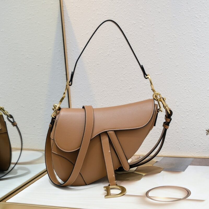 【AT2626】Dior ディオールサドルショルダーバッグのパームラインシリーズは、初めて生まれた時からIT BagからAnti-IT Bagへと変遷を見守ってきました。
