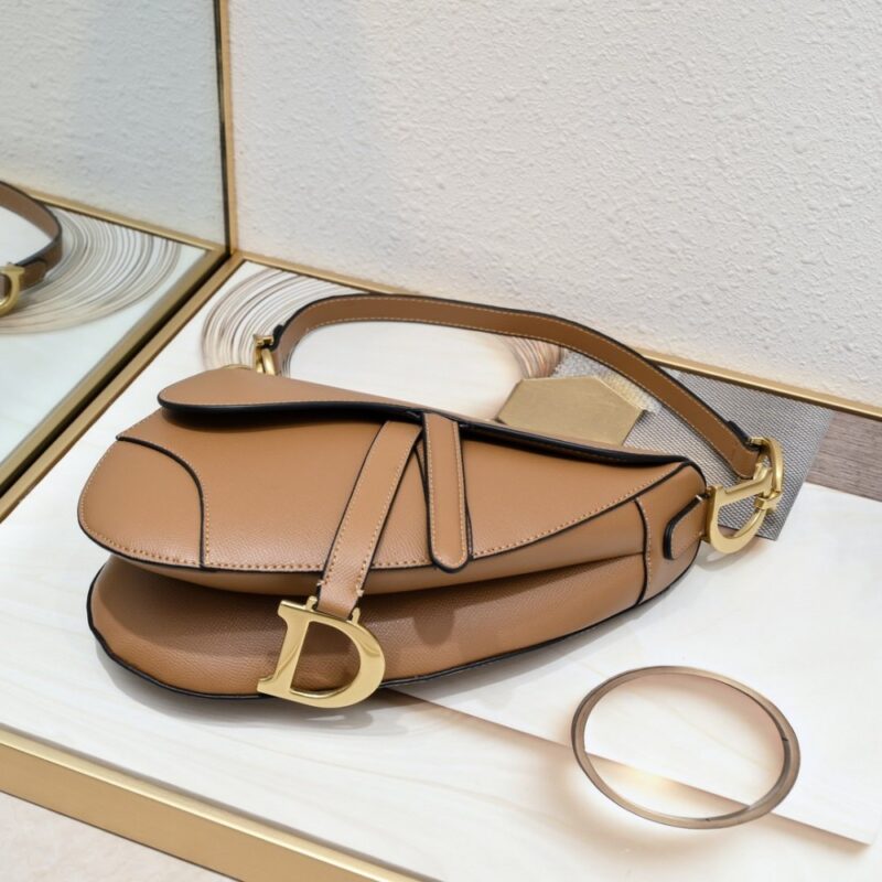 【AT2626】Dior ディオールサドルショルダーバッグのパームラインシリーズは、初めて生まれた時からIT BagからAnti-IT Bagへと変遷を見守ってきました。