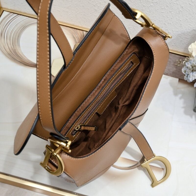 【AT2626】Dior ディオールサドルショルダーバッグのパームラインシリーズは、初めて生まれた時からIT BagからAnti-IT Bagへと変遷を見守ってきました。