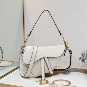 【AT2628】Dior ディオールサドル 細いストラップ ハンドプリントシリーズ サドルバッグは最初の誕生から、ITバッグからAnti-ITバッグへと歩んできた道を見守ってきました。