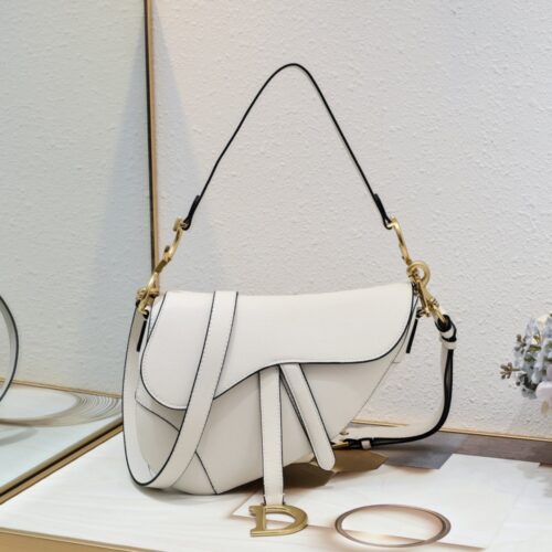 【AT2628】Dior ディオールサドル 細いストラップ ハンドプリントシリーズ サドルバッグは最初の誕生から、ITバッグからAnti-ITバッグへと歩んできた道を見守ってきました。