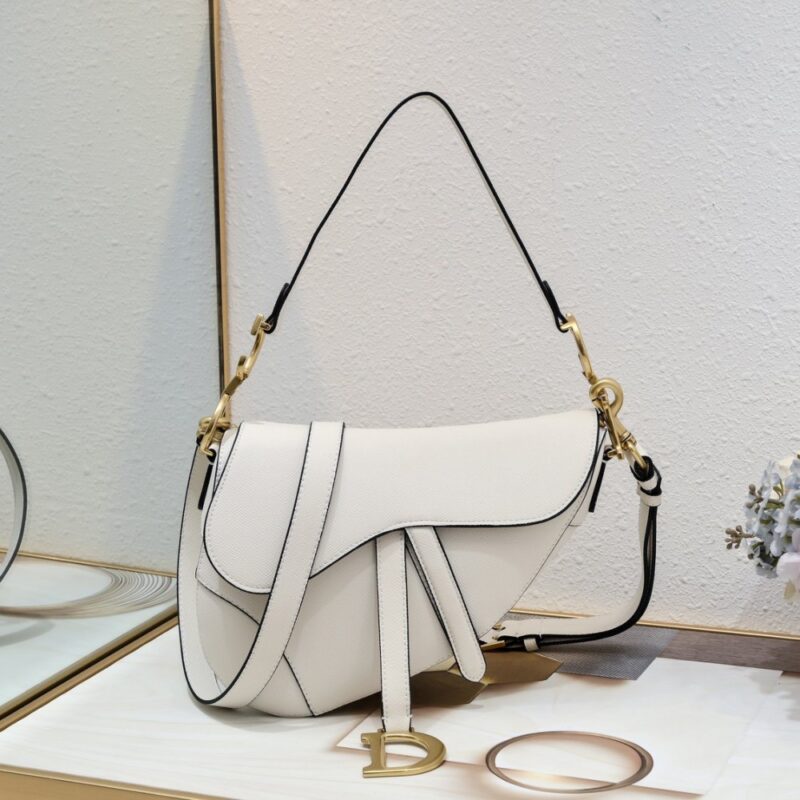 【AT2628】Dior ディオールサドル 細いストラップ ハンドプリントシリーズ サドルバッグは最初の誕生から、ITバッグからAnti-ITバッグへと歩んできた道を見守ってきました。