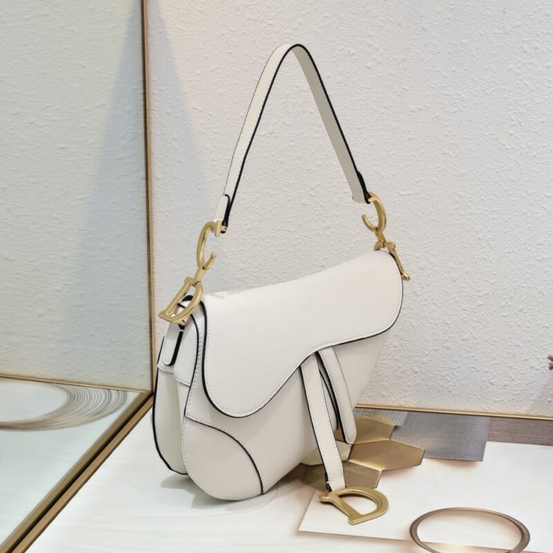 【AT2628】Dior ディオールサドル 細いストラップ ハンドプリントシリーズ サドルバッグは最初の誕生から、ITバッグからAnti-ITバッグへと歩んできた道を見守ってきました。