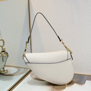 【AT2628】Dior ディオールサドル 細いストラップ ハンドプリントシリーズ サドルバッグは最初の誕生から、ITバッグからAnti-ITバッグへと歩んできた道を見守ってきました。