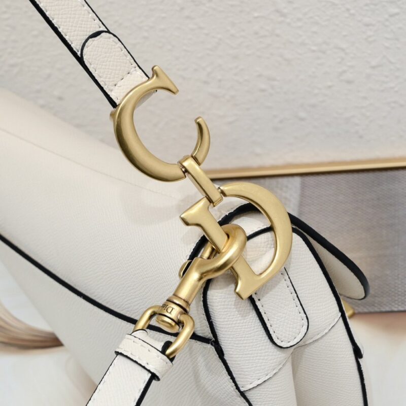 【AT2628】Dior ディオールサドル 細いストラップ ハンドプリントシリーズ サドルバッグは最初の誕生から、ITバッグからAnti-ITバッグへと歩んできた道を見守ってきました。