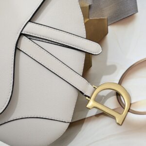【AT2628】Dior ディオールサドル 細いストラップ ハンドプリントシリーズ サドルバッグは最初の誕生から、ITバッグからAnti-ITバッグへと歩んできた道を見守ってきました。