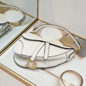 【AT2628】Dior ディオールサドル 細いストラップ ハンドプリントシリーズ サドルバッグは最初の誕生から、ITバッグからAnti-ITバッグへと歩んできた道を見守ってきました。
