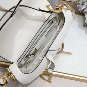 【AT2628】Dior ディオールサドル 細いストラップ ハンドプリントシリーズ サドルバッグは最初の誕生から、ITバッグからAnti-ITバッグへと歩んできた道を見守ってきました。