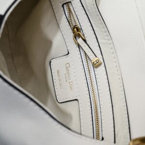 【AT2628】Dior ディオールサドル 細いストラップ ハンドプリントシリーズ サドルバッグは最初の誕生から、ITバッグからAnti-ITバッグへと歩んできた道を見守ってきました。