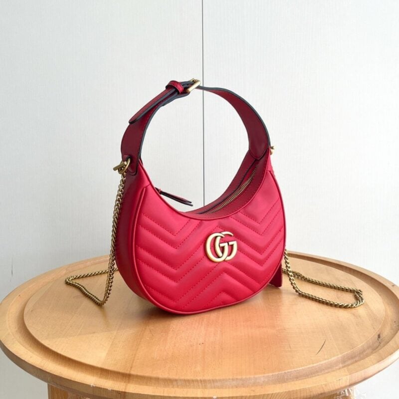 【AT2631】Gucciの新しいMarmontミニ月形ハンドバッグは、クラシックなチェーンストラップが付いており、手提げと斜めがけの両方が可能です
