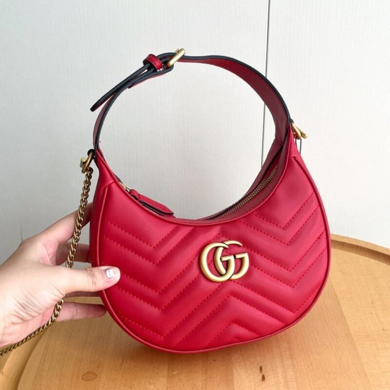 【AT2631】Gucciの新しいMarmontミニ月形ハンドバッグは、クラシックなチェーンストラップが付いており、手提げと斜めがけの両方が可能です