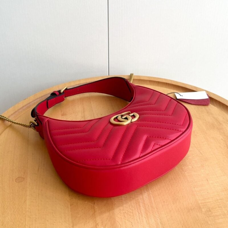 【AT2631】Gucciの新しいMarmontミニ月形ハンドバッグは、クラシックなチェーンストラップが付いており、手提げと斜めがけの両方が可能です