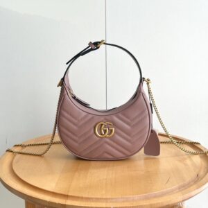 【AT2632】Gucci新作のMarmontミニクレセントハンドバッグ。クラシックなチェーンが付いており、手持ちと斜め掛けの両方でお使いいただけます。