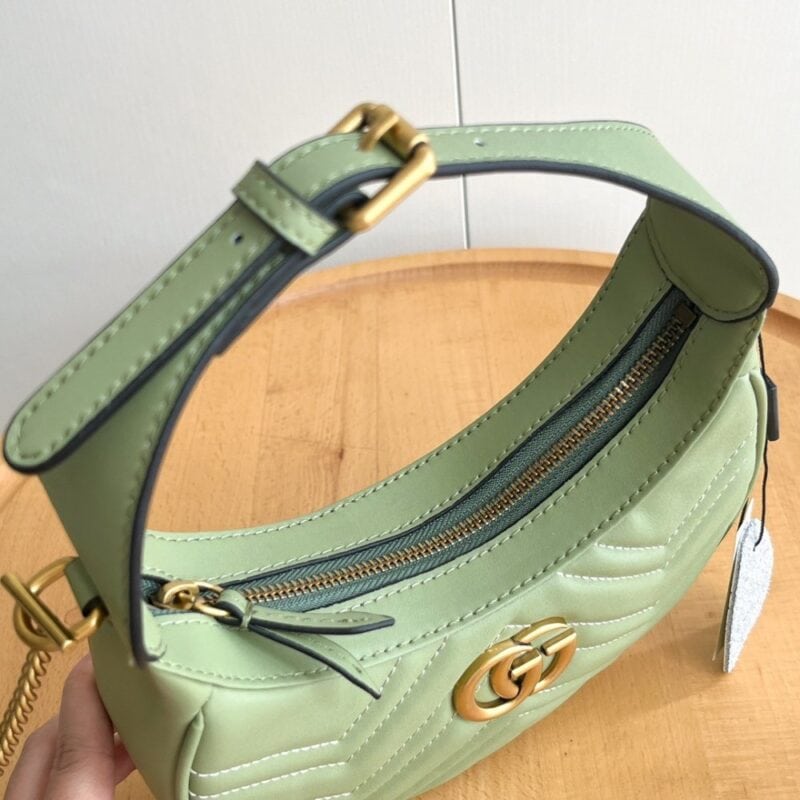 【AT2633】Gucciの新作Marmontミニ新月形ハンドバッグは、クラシックなチェーンストラップが付いており、ハンド持ちや斜め掛けどちらでもお使いいただけます。