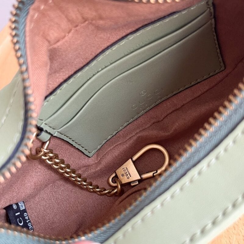 【AT2633】Gucciの新作Marmontミニ新月形ハンドバッグは、クラシックなチェーンストラップが付いており、ハンド持ちや斜め掛けどちらでもお使いいただけます。