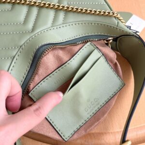 【AT2633】Gucciの新作Marmontミニ新月形ハンドバッグは、クラシックなチェーンストラップが付いており、ハンド持ちや斜め掛けどちらでもお使いいただけます。
