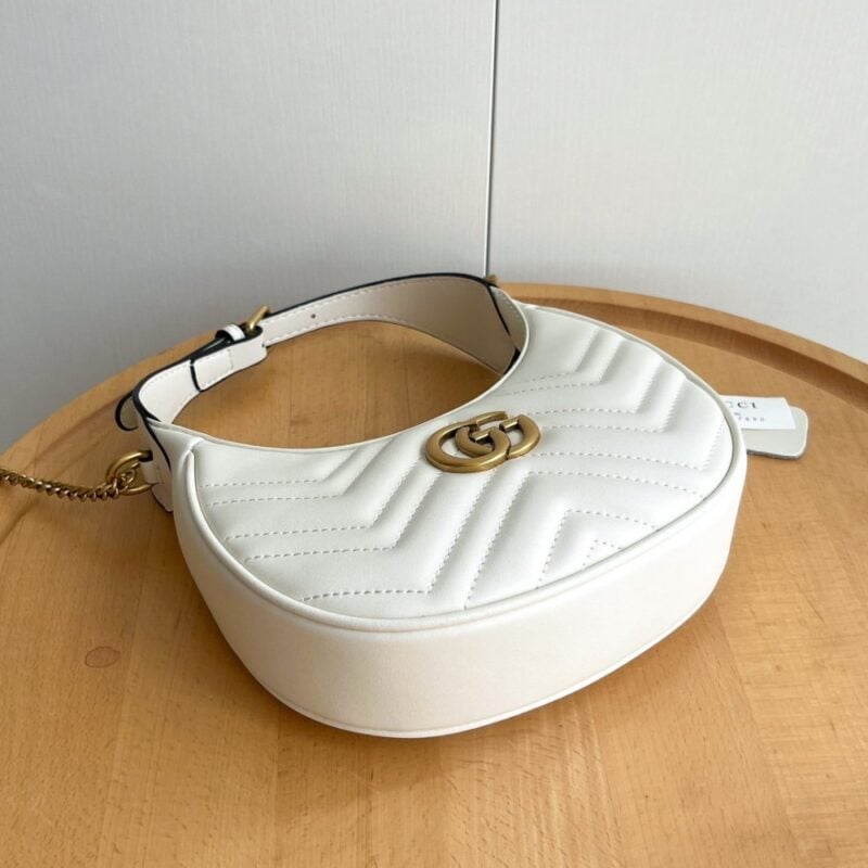 【AT2634】Gucciの新しいMarmontミニ新月形ハンドバッグ。クラシックなチェーンストラップが付いており、ハンドバッグと斜めがけの両方に使用できます。