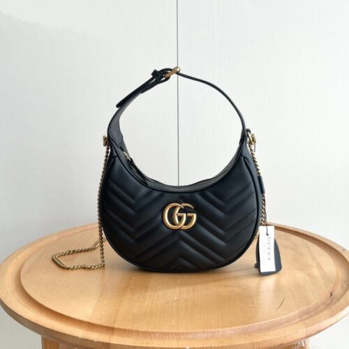 【AT2635】Gucciの新作marmont miniクレセントハンドバッグ。クラシックなチェーンが付いており、手持ちや斜め掛けが可能です。