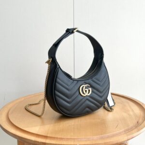 【AT2635】Gucciの新作marmont miniクレセントハンドバッグ。クラシックなチェーンが付いており、手持ちや斜め掛けが可能です。