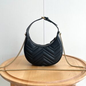 【AT2635】Gucciの新作marmont miniクレセントハンドバッグ。クラシックなチェーンが付いており、手持ちや斜め掛けが可能です。