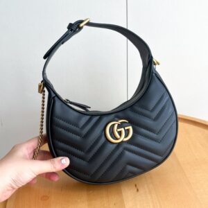 【AT2635】Gucciの新作marmont miniクレセントハンドバッグ。クラシックなチェーンが付いており、手持ちや斜め掛けが可能です。