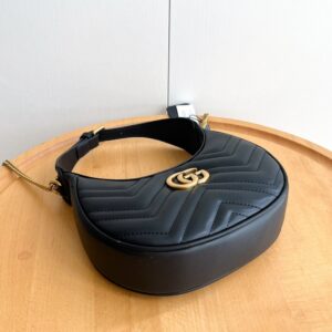 【AT2635】Gucciの新作marmont miniクレセントハンドバッグ。クラシックなチェーンが付いており、手持ちや斜め掛けが可能です。