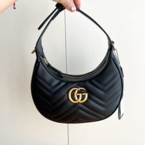 【AT2635】Gucciの新作marmont miniクレセントハンドバッグ。クラシックなチェーンが付いており、手持ちや斜め掛けが可能です。