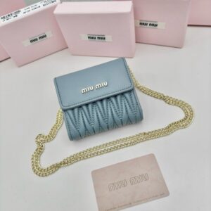 【AT2636】miumiuのカウンターで最新の人気アイテムが登場！クラシックなプレス加工とエンボス加工のデザインで、上質な輸入小羊革を使用しており、柔らかくて滑らかな素材感が特徴です。細部までこだわった丁寧な仕上げが魅力的です。