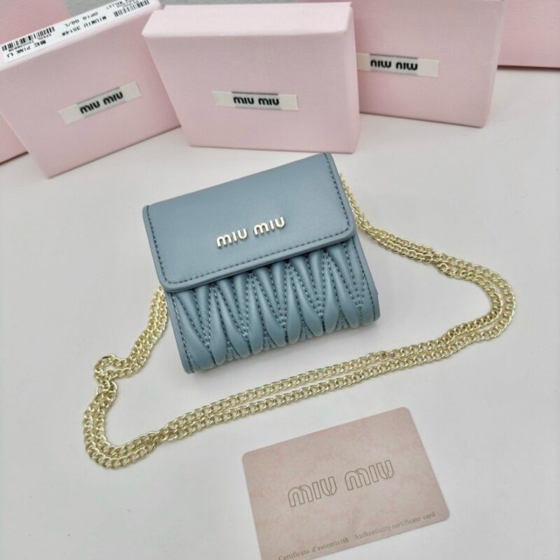 【AT2636】miumiuのカウンターで最新の人気アイテムが登場！クラシックなプレス加工とエンボス加工のデザインで、上質な輸入小羊革を使用しており、柔らかくて滑らかな素材感が特徴です。細部までこだわった丁寧な仕上げが魅力的です。