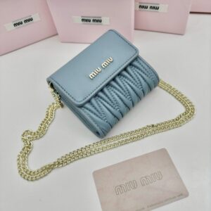 【AT2636】miumiuのカウンターで最新の人気アイテムが登場！クラシックなプレス加工とエンボス加工のデザインで、上質な輸入小羊革を使用しており、柔らかくて滑らかな素材感が特徴です。細部までこだわった丁寧な仕上げが魅力的です。
