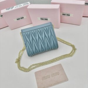 【AT2636】miumiuのカウンターで最新の人気アイテムが登場！クラシックなプレス加工とエンボス加工のデザインで、上質な輸入小羊革を使用しており、柔らかくて滑らかな素材感が特徴です。細部までこだわった丁寧な仕上げが魅力的です。